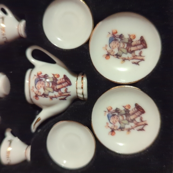 Reutter Porzellan MJ Hummel Miniature Tea Set - Picture 6 of 8